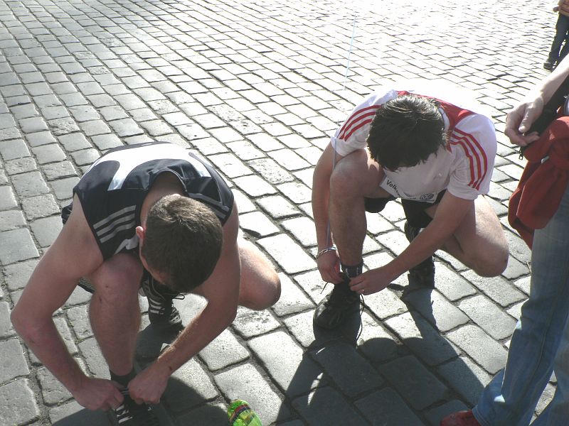 Maraton09 030.jpg - Před během je velmi důležité si pořádně zavázat tkaničky, protože by borci mohli ztratit cenné sekundy.